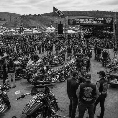 Grande encontro nacional de motociclistas com centenas de motocicletas e integrantes de Moto Clubes reunidos diante de um palco