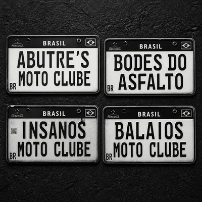 Quatro placas de motocicleta com os nomes Abutre’s Moto Clube, Bodes do Asfalto, Insanos Moto Clube e Balaios Moto Clube